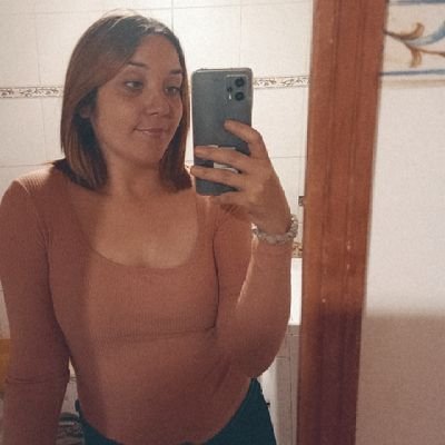 Handball• Futbol•🤞💫

Bostera💛💙 •9•