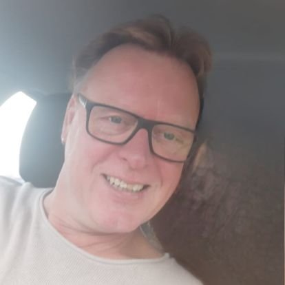 Werkt in het onderwijs, zelfverzekerd, humor, vakantie, fotografie en bourgondisch ingesteld. kortom, het leven is een feest!