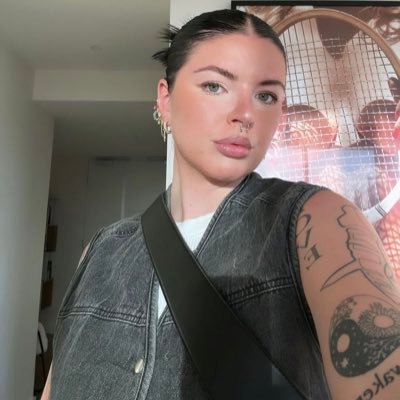 Charlot71235's profile picture. 