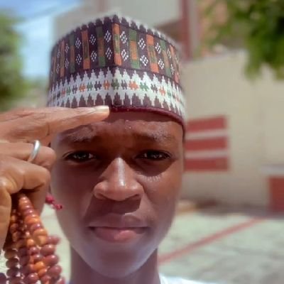 Muslim👳🕋_proudly_second_born😊 birth_03_jan 🎂🎉 always_smile 🤓🍬tea_lover💯fav_color_red🛑🥇🎧🇳🇬💪✊