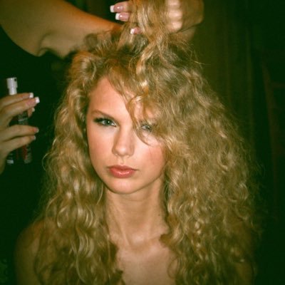 rwylmdaisy's profile picture. very unserious girl kisser