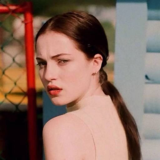 McStarebSKLi's profile picture. She is clothed in strength and dignity.