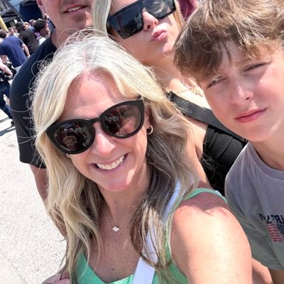 divanans814's profile picture. Hockey wife & mother of 2.