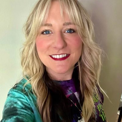 tohnnieee's profile picture. NAIL TECH 💅🏼                                          “There’s something good waitin’ down this road, I’m pickin’ up whatevers mine.” -Tom Petty