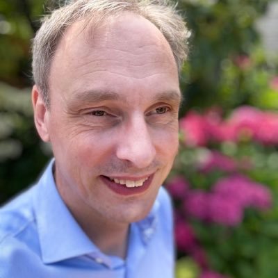 Ooit HTS natuurkunde gestudeerd, lang gewerkt in de (I)CT vanuit service managent rollen. Nu docent van het mooiste en belangrijkste vak op VO: Natuurkunde.
