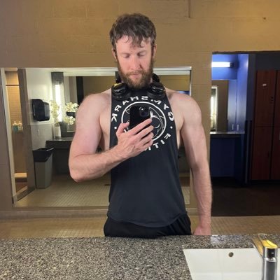 bodybuilder turned powerlifter, looking to get strong and big again, general gayness, kink positive. Main gaming acc: @peachkid90