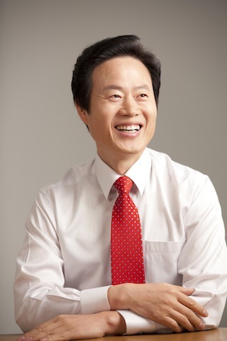 민주당 공천후보자 선정을 위한 선거인단 모집이 오는 20-29일까지 있습니다. 용산발전 정권교체의 열망으로 반드시 김만호의 선거인단이 되어주십시오. 잃어버린 희망을 되찾아드리겠습니다. 콜센터 신청 : 1688-2000