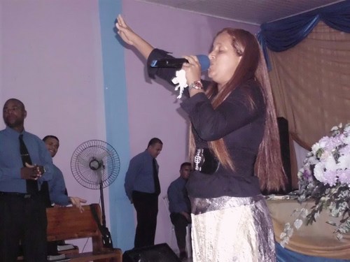 sou casada, tenho 02 filhos e 01filha, sou serva do Senhor ,e levita