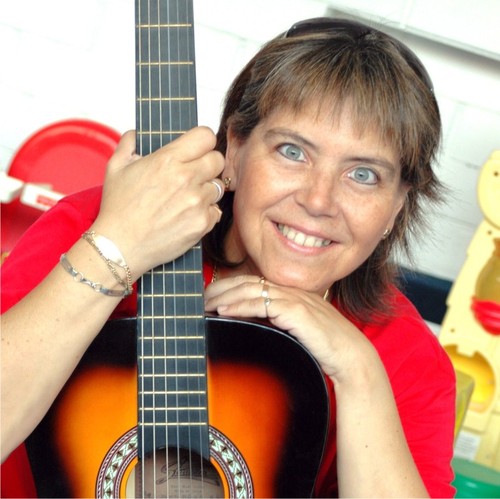 Rosi Estremadoyro Meza Cantante, compositora y profesora de música (niños) Facebook: https://t.co/f3IMxjnFsg