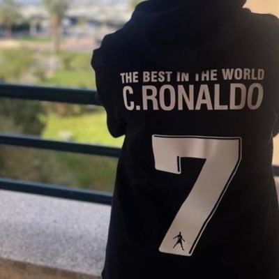 من رصيفٍ إلى آخر أمشي قاطعًا حياتي سيراً على الأوهام …