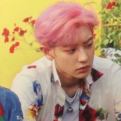 escrevo umas bobeiras que deixo na gaveta e adoro ler chanbaek.