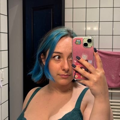 moutnoot's profile picture. Jsuis une artiste
she/ her 🏳️‍🌈
art: @nootart_