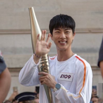 Je stan les mecs qui ont performé ptd a l’ONU ehe 21yo J’AI VU KIM SEOKJIN EN VRAI