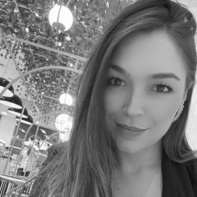 CarolinaZuluaga's profile picture. Comunicadora Social. Estratega Digital. Emprendedora. Consultora. Amante del Alpín de chocolate, el café, la cerveza y los lapiceros de colores. 
Mucho gusto.