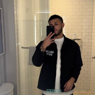 c_h_e_e_c_h's profile picture. 27