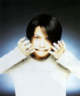 同人音楽、アニソン、ゲーソン、V系（ヴィジュアル系）を聴きながら深夜アニメを見てるオタク　　　　　　　　好きな物はバンドサウンドとスポーツカーとスポーツ（サッカー野球etc）と泣きゲーとラルクアンシエル　　 満月の日だけBass弾いたり　　 |ω・）　　　　　 FXやCFD取引でオタク資金稼ぎちゅう