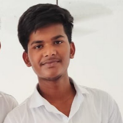 तलाश मेरी थी और भटक रहा था वो,
दिल मेरा था और धड़क रहा था वो।
प्यार का ताल्लुक भी अजीब होता है,
आंसू मेरे थे और सिसक रहा था वो।