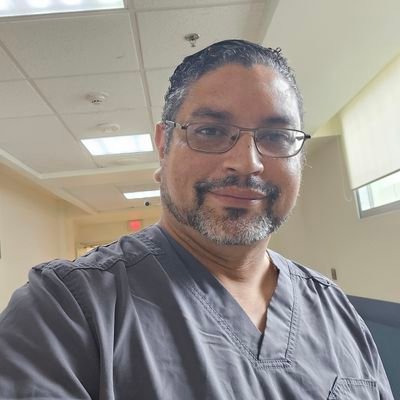 Médico Especialista en Medicina del Enfermo en Estado Crítico y Medicina de Urgencias.
