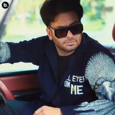 HoneyBSahu85478's profile picture. तलाश मेरी थी और भटक रहा था वो,
दिल मेरा था और धड़क रहा था वो।
प्यार का ताल्लुक भी अजीब होता है,
आंसू मेरे थे और सिसक रहा था वो।