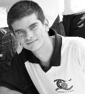 18 anos,super legal,as vezes chato,futuro tenente do b.o.p.e quem sabe um dia comandante geral e mt feliz com minha vida agradeço muito a deus !!