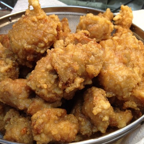 草加発！せんべい入り唐揚げ「そうからあげSoKaraAge」はいかがでしょうか？唐揚げの衣に草加煎餅をブレンドして揚げていますので食感は外はパリカリ中はやわらかジューシー♪冷めても美味しい絶品からあげです。 世界に羽ばたけ！ インどり屋の空上げ！！ フライングバード！！！ 空上げバカ一代