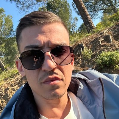 zekeriyaozcaan's profile picture. im higher than the plane..