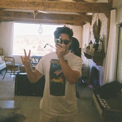 hrrystittymilk's profile picture. — #1 long way down stan —