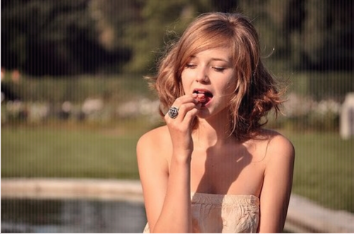 Juju_Nabe's profile picture. Le fou qui se met en tête d'atteindre la lune, se prive du bonheur d'escalader la montagne. A part ça, je twitte tout et rien :)