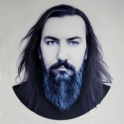 Radyoaktif bir koalanın ısırması sonucu acayip miskin biri oldu. Ornitorenk burcu. Bülent Ersoy fobileri arasında. Evli, iki sucuk babası. Yemeye kıyamıyor.