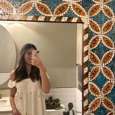 vivianisabels's profile picture. “regañadas are temporary, memories are forever”