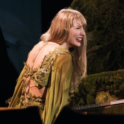 vlpnd77's profile picture. 22~she/her ~Ogni tanto leggo, suono(🎻🎹) e piango troppo ~Taylor💜~ Nella mia dimensione fatata sono una filologa alessandrina 🤓 #cattegarispoddashipper