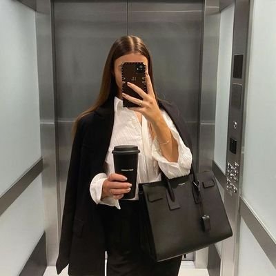 esha_khanna1's profile picture. Graphic designer