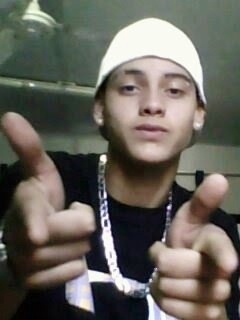 Forgar ser feliz && ostentar $$$! .... sempree lutandoo pela humildade levando a vida sem grau di maldade to aii na atividadee ♫♪ :)