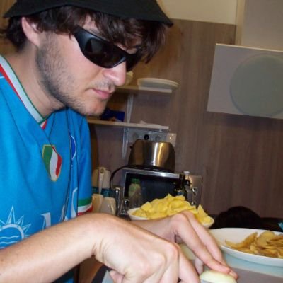 Tallant patates, fregant els plats i construint el procés socialista