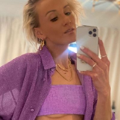 Mr. Expert,
Sports & Poker aficionado,
Cat obsessed,
Democratic introvert, I ❤️ Nastia 😍🥰😘