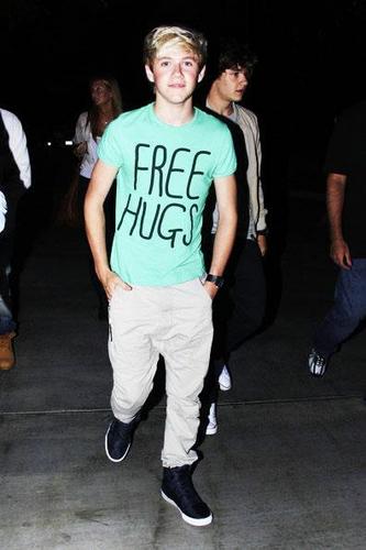 ermm.... well i'm a #O1DF ......i know all the inside jokes....and i just love 1D :D Give me a Horan hug?