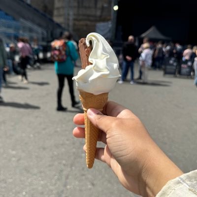 أهلا أنا خلود افضل دكتورة فيكي يادنيا ❄️ ✨ احب اسافر، أجرب، أحكي، وأتخيل - طبيبة امتياز -