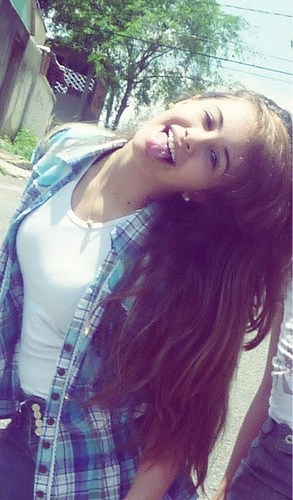 Ela chorou, limpou o rosto, colocou um sorriso no rosto e seguiu em frente.