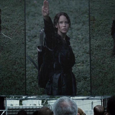 BrisCaia's profile picture. guardarei todo meu romantismo para minha vida interior e me perderei de propósito. este lugar me fez sentir inútil