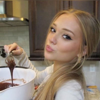 strgirl997's profile picture. 1987.