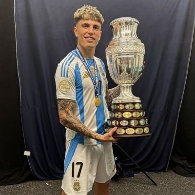 savvy_blaq's profile picture. light 🕯️