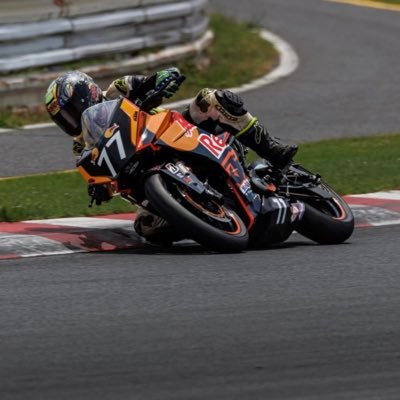 とりあえずモータースポーツが大好きです*\(^o^)/* バイクで骨折しても治る前に乗るぐらい笑 バイクはKX85II、サーキット用でninja250SL、2019モデルの10R乗ってます!良かったら絡んで下さい( ^ω^ )