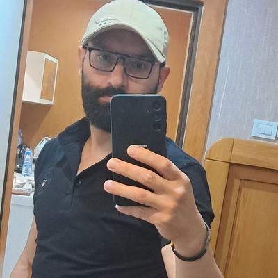 متاهل
عاشق ایران
متنفر از انگلیسیها و شبکه های معاند
اندکی بی اعصاب
(کسیکه شهادت حاج قاسم ،زندگی شو تغییرداد)