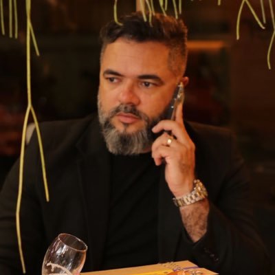 Nordestino, Jornalista, flamenguista, pai, filho, irmão, católico... Feliz