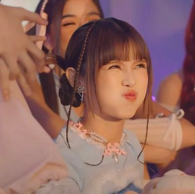 intobiniverse's profile picture. bini : the feminine-nomenon 🗣️