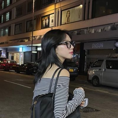 account for the baddest bitches in kpop industry.