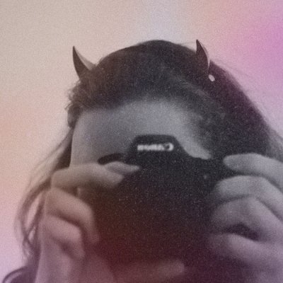 Petite Fée geek -
Photographe et réalisatrice -
Genderfluid mais ~F quand je suis sur ce compte (Elle/iel) 🌸 -
Dysorthographique, lesbienne -
TW rt -18 parfois