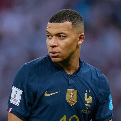 Je partage mes petites créations et je vis pour le football. ⚽️🎨 // Ouvert à la collaboration (prix en DM). 🤝