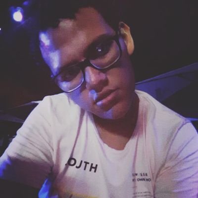 Novio de la danza, esposo de la literatura y amante de la música. Hijo de Zeus y Afrodita. Vivo en Strawberry Field Forever.