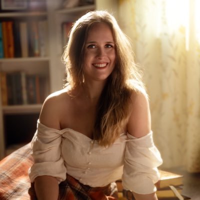 #fantasy author 🧚♀️ | rep’d by @vickyweberbooks at CMA 💛 | lover of music & intricate magic systems ✨